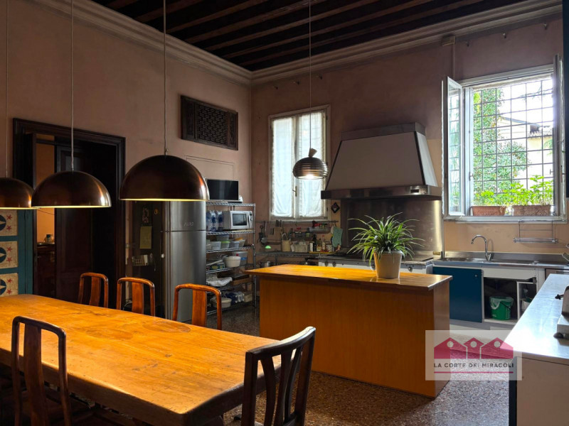 CORPUS DOMINI: ELEGANTE TRICAMERE CON INGRESSO INDIPENDENTE IN PALAZZO STORICO DEL  ‘700. RIF. VS...