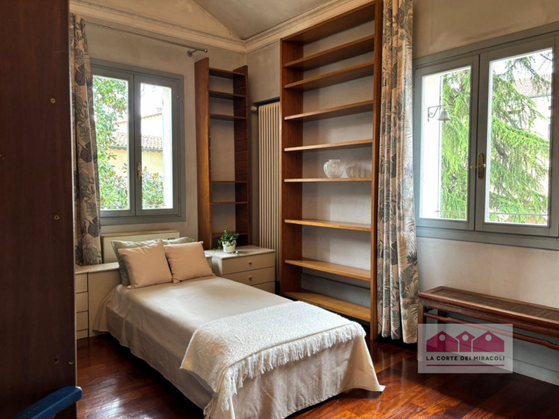 CORPUS DOMINI: ELEGANTE TRICAMERE CON INGRESSO INDIPENDENTE IN PALAZZO STORICO DEL  ‘700. RIF. VS...