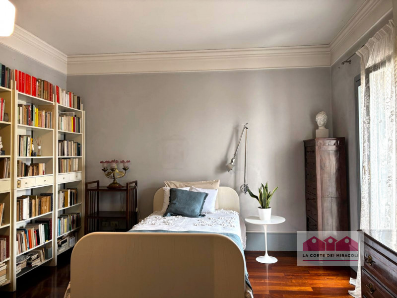 CORPUS DOMINI: ELEGANTE TRICAMERE CON INGRESSO INDIPENDENTE IN PALAZZO STORICO DEL  ‘700. RIF. VS...