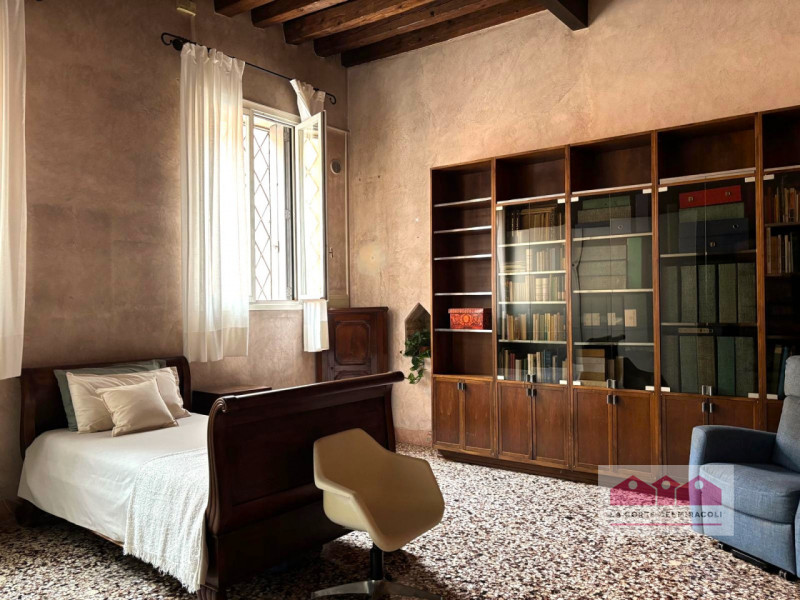 CORPUS DOMINI: ELEGANTE TRICAMERE CON INGRESSO INDIPENDENTE IN PALAZZO STORICO DEL  ‘700. RIF. VS...