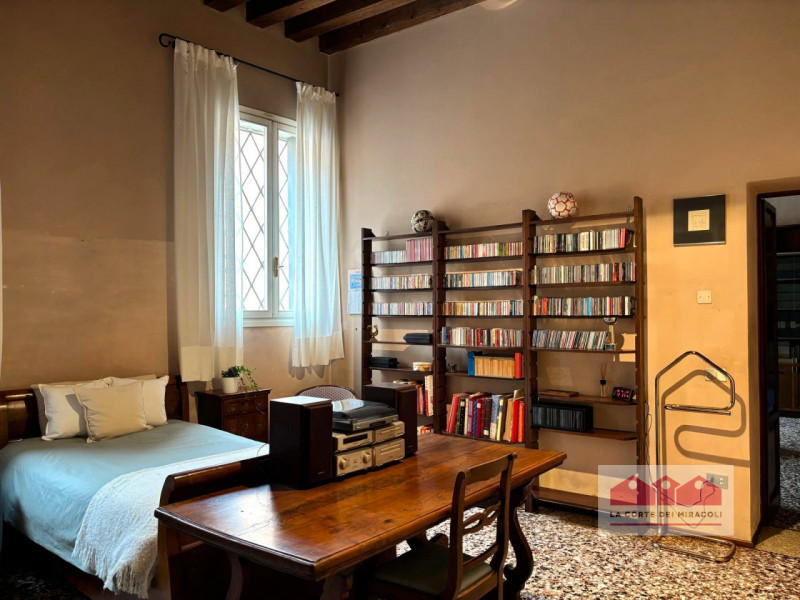 CORPUS DOMINI: ELEGANTE TRICAMERE CON INGRESSO INDIPENDENTE IN PALAZZO STORICO DEL  ‘700. RIF. VS...