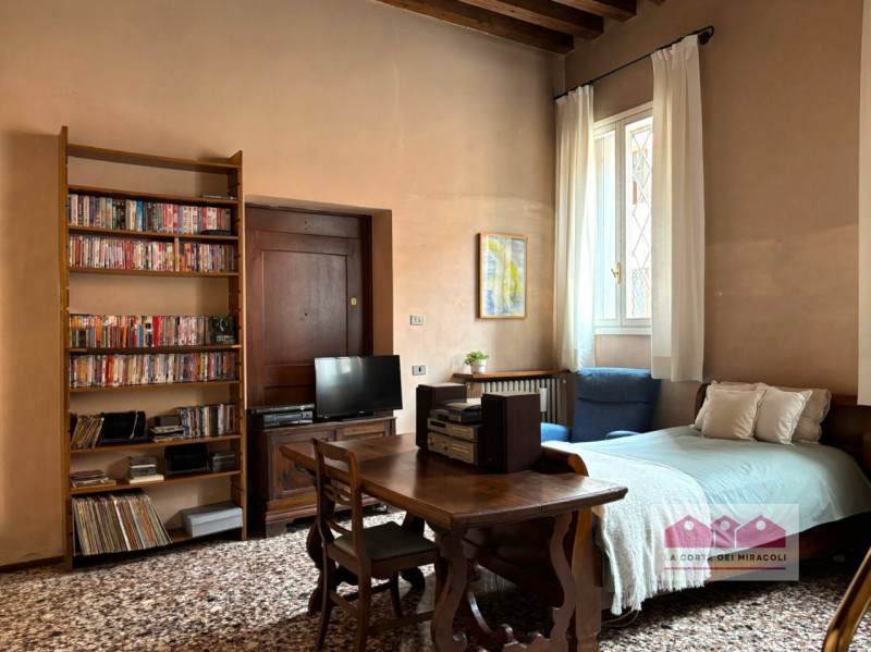 CORPUS DOMINI: ELEGANTE TRICAMERE CON INGRESSO INDIPENDENTE IN PALAZZO STORICO DEL  ‘700. RIF. VS...