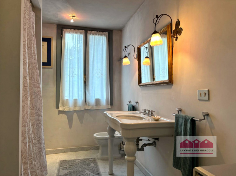 CORPUS DOMINI: ELEGANTE TRICAMERE CON INGRESSO INDIPENDENTE IN PALAZZO STORICO DEL  ‘700. RIF. VS...