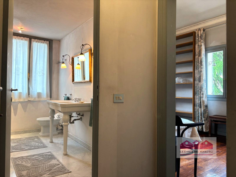 CORPUS DOMINI: ELEGANTE TRICAMERE CON INGRESSO INDIPENDENTE IN PALAZZO STORICO DEL  ‘700. RIF. VS...