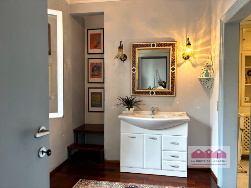 CORPUS DOMINI: ELEGANTE TRICAMERE CON INGRESSO INDIPENDENTE IN PALAZZO STORICO DEL  ‘700. RIF. VS...