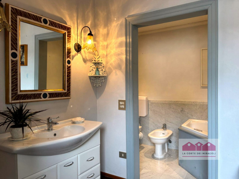 CORPUS DOMINI: ELEGANTE TRICAMERE CON INGRESSO INDIPENDENTE IN PALAZZO STORICO DEL  ‘700. RIF. VS...