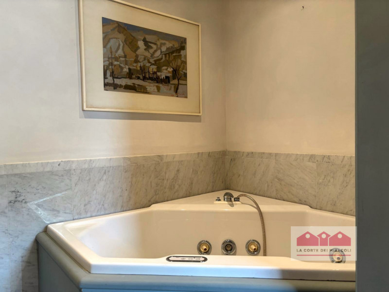 CORPUS DOMINI: ELEGANTE TRICAMERE CON INGRESSO INDIPENDENTE IN PALAZZO STORICO DEL  ‘700. RIF. VS...