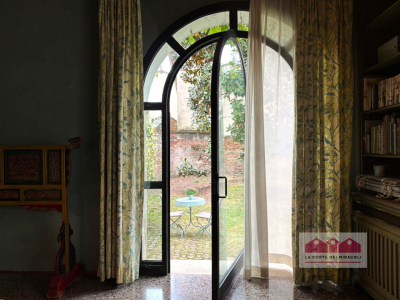 CORPUS DOMINI: ELEGANTE TRICAMERE CON INGRESSO INDIPENDENTE IN PALAZZO STORICO DEL  ‘700. RIF. VS...