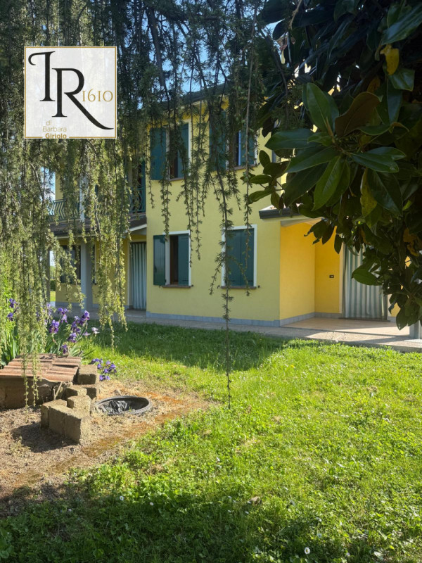 Proponiamo in vendita una splendida casa singola terratetto di circa 200 mq nel cuore di Urbana, ...