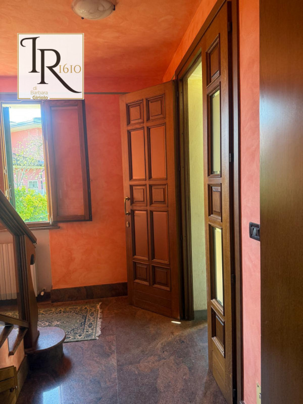 Proponiamo in vendita una splendida casa singola terratetto di circa 200 mq nel cuore di Urbana, ...