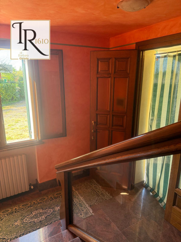 Proponiamo in vendita una splendida casa singola terratetto di circa 200 mq nel cuore di Urbana, ...