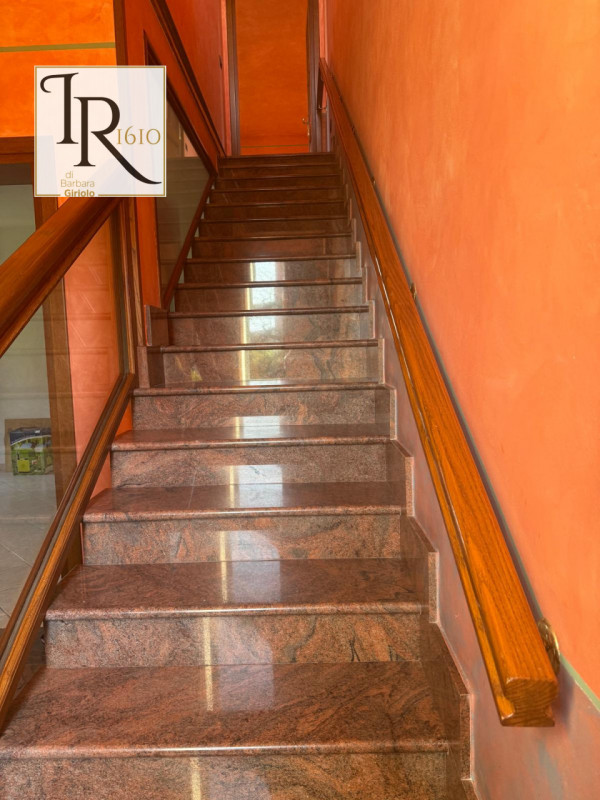 Proponiamo in vendita una splendida casa singola terratetto di circa 200 mq nel cuore di Urbana, ...