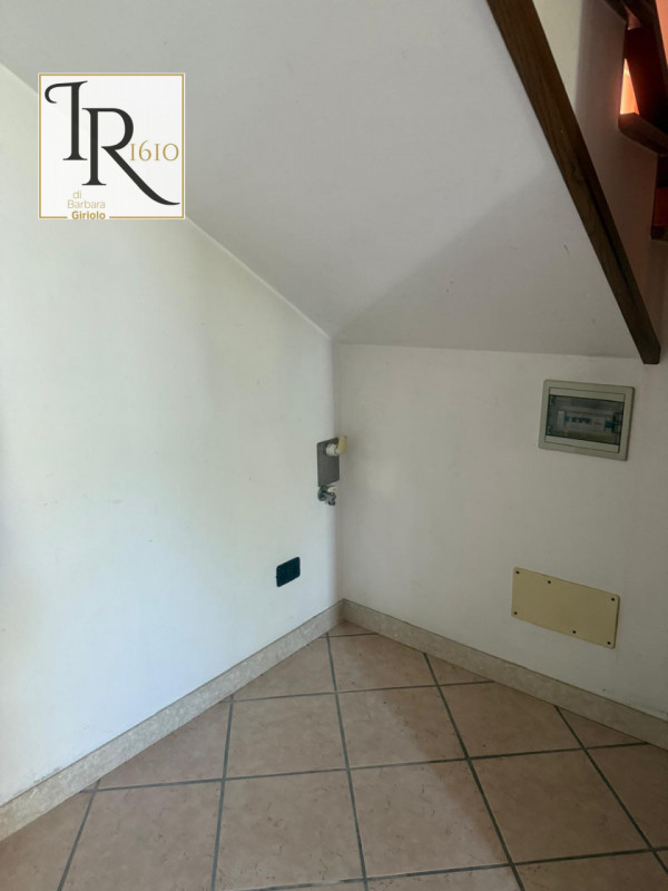 Proponiamo in vendita una splendida casa singola terratetto di circa 200 mq nel cuore di Urbana, ...