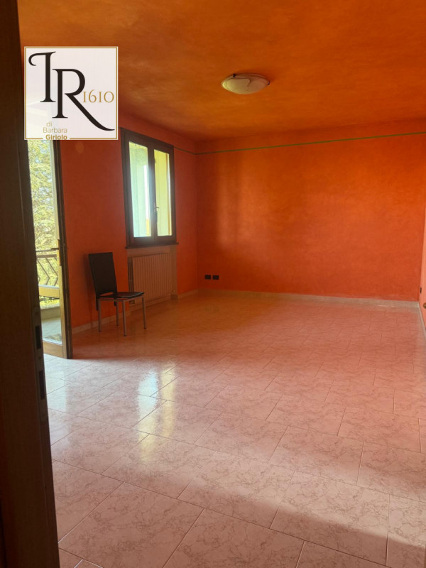 Proponiamo in vendita una splendida casa singola terratetto di circa 200 mq nel cuore di Urbana, ...