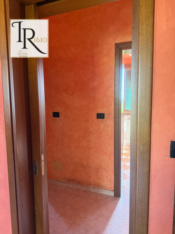 Proponiamo in vendita una splendida casa singola terratetto di circa 200 mq nel cuore di Urbana, ...