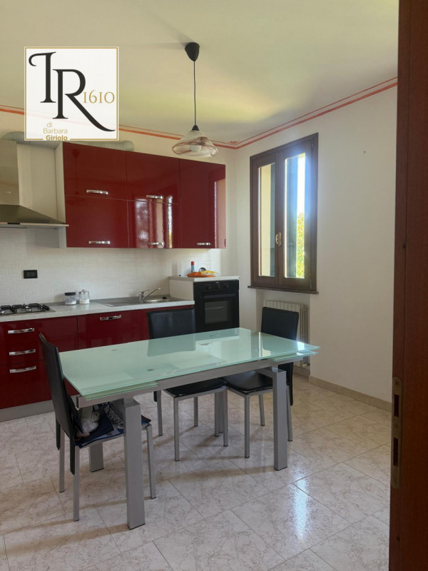 Proponiamo in vendita una splendida casa singola terratetto di circa 200 mq nel cuore di Urbana, ...