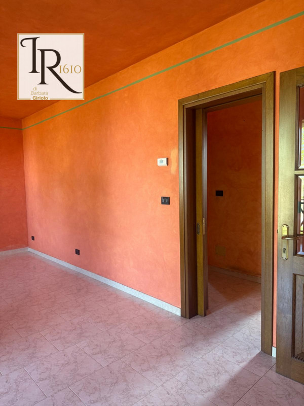 Proponiamo in vendita una splendida casa singola terratetto di circa 200 mq nel cuore di Urbana, ...