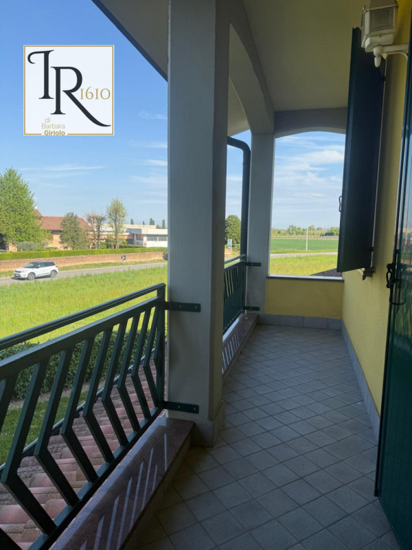 Proponiamo in vendita una splendida casa singola terratetto di circa 200 mq nel cuore di Urbana, ...