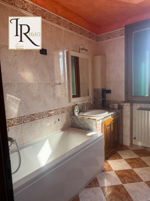 Proponiamo in vendita una splendida casa singola terratetto di circa 200 mq nel cuore di Urbana, ...