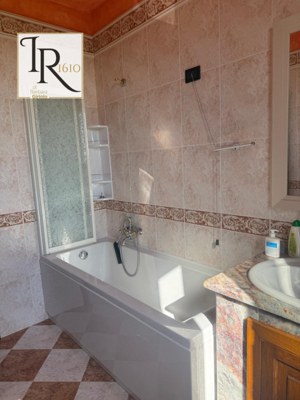 Proponiamo in vendita una splendida casa singola terratetto di circa 200 mq nel cuore di Urbana, ...