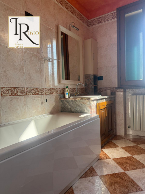 Proponiamo in vendita una splendida casa singola terratetto di circa 200 mq nel cuore di Urbana, ...