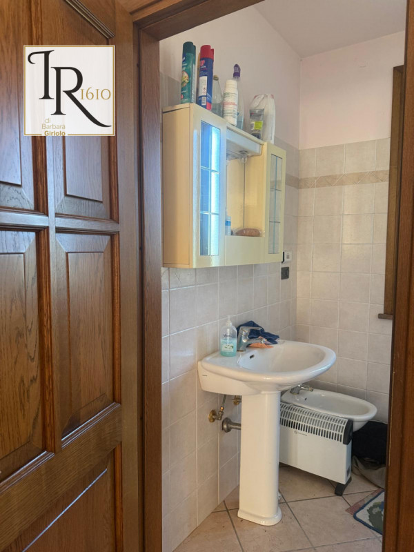 Proponiamo in vendita una splendida casa singola terratetto di circa 200 mq nel cuore di Urbana, ...