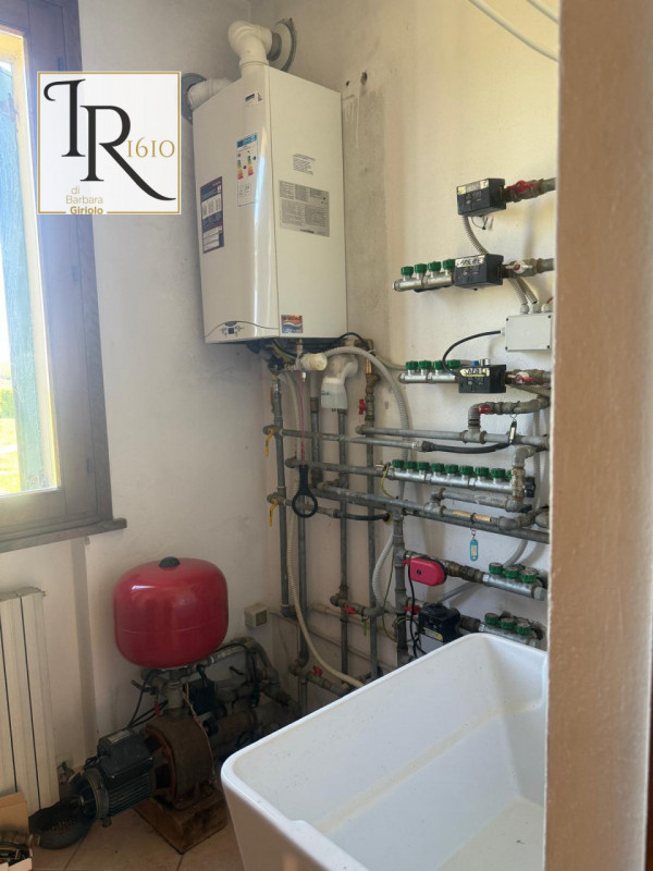 Proponiamo in vendita una splendida casa singola terratetto di circa 200 mq nel cuore di Urbana, ...