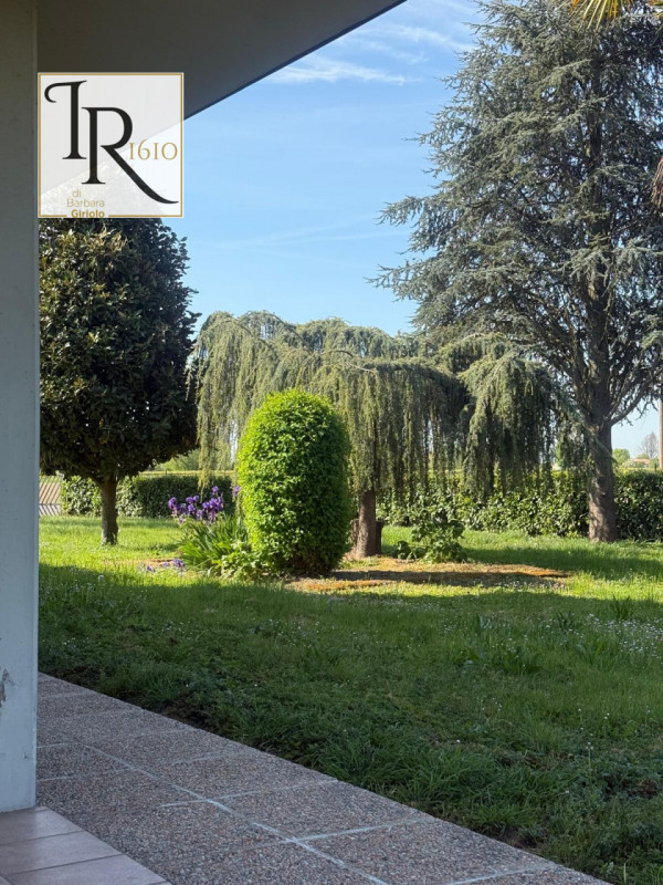 Proponiamo in vendita una splendida casa singola terratetto di circa 200 mq nel cuore di Urbana, ...