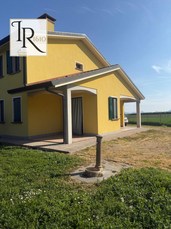 Proponiamo in vendita una splendida casa singola terratetto di circa 200 mq nel cuore di Urbana, ...