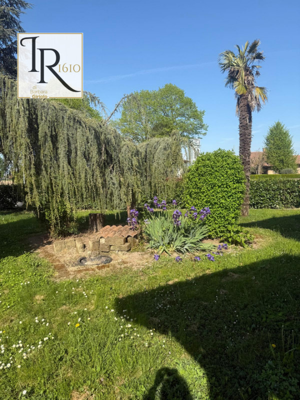 Proponiamo in vendita una splendida casa singola terratetto di circa 200 mq nel cuore di Urbana, ...