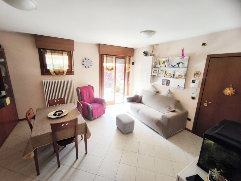 Scopri questo splendido appartamento trilocale situato nel cuore del quartiere Montà di Padova, u...