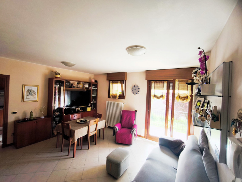 Scopri questo splendido appartamento trilocale situato nel cuore del quartiere Montà di Padova, u...