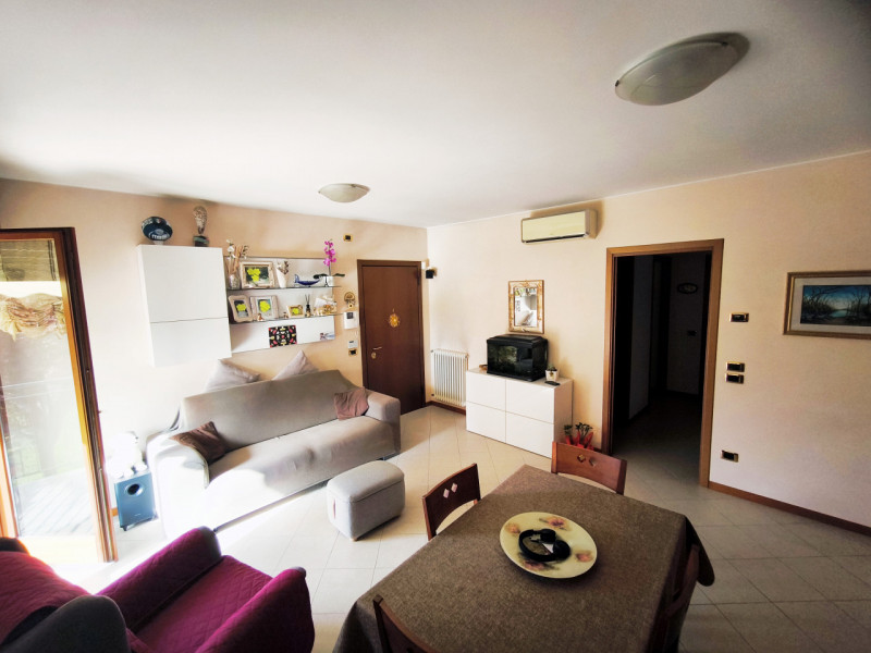 Scopri questo splendido appartamento trilocale situato nel cuore del quartiere Montà di Padova, u...