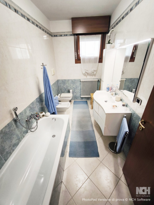 Scopri questo splendido appartamento trilocale situato nel cuore del quartiere Montà di Padova, u...