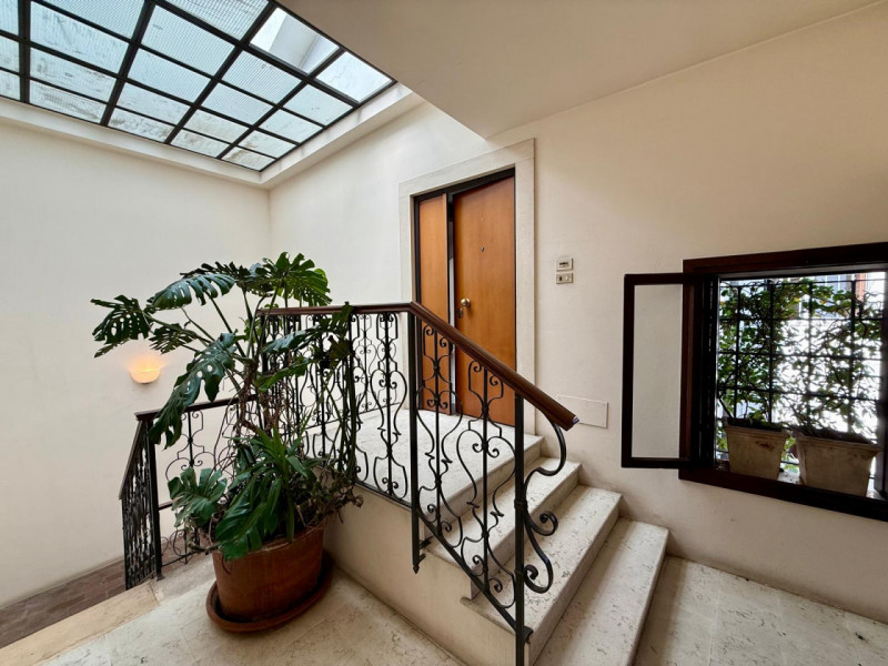 All'interno di un elegante contesto residenziale, in una delle posizioni più prestigiose del Cent...