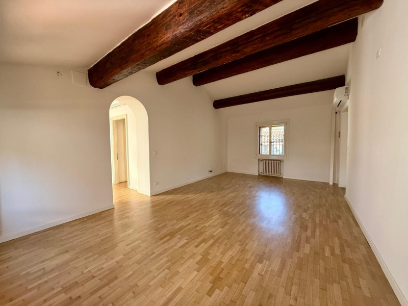 All'interno di un elegante contesto residenziale, in una delle posizioni più prestigiose del Cent...