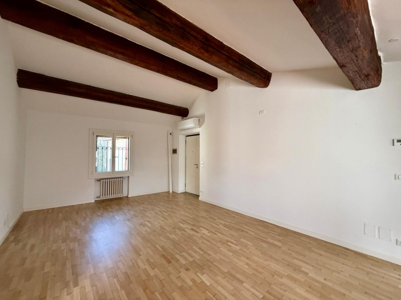 All'interno di un elegante contesto residenziale, in una delle posizioni più prestigiose del Cent...