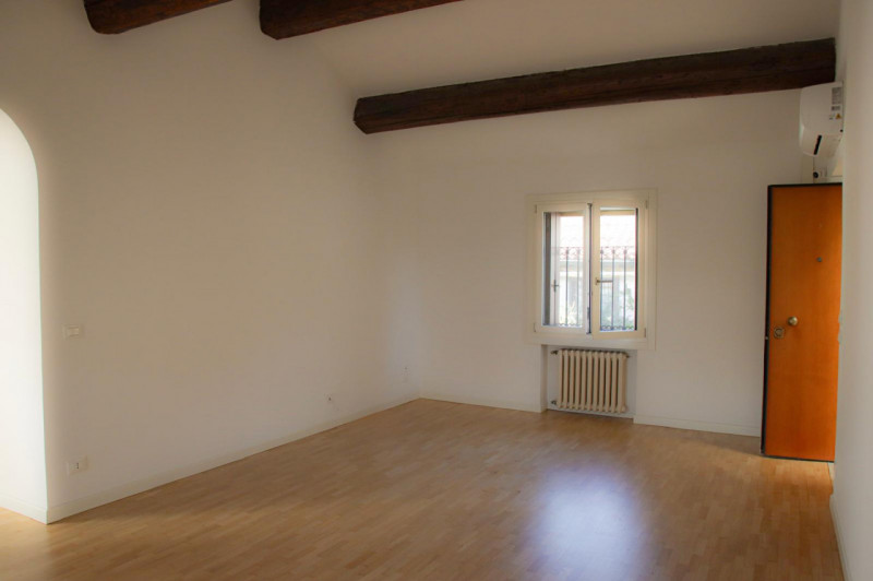 All'interno di un elegante contesto residenziale, in una delle posizioni più prestigiose del Cent...