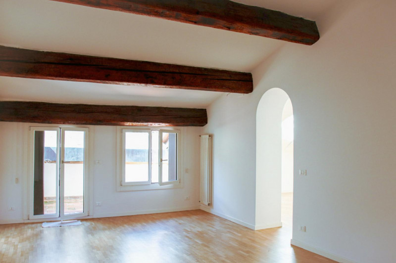 All'interno di un elegante contesto residenziale, in una delle posizioni più prestigiose del Cent...