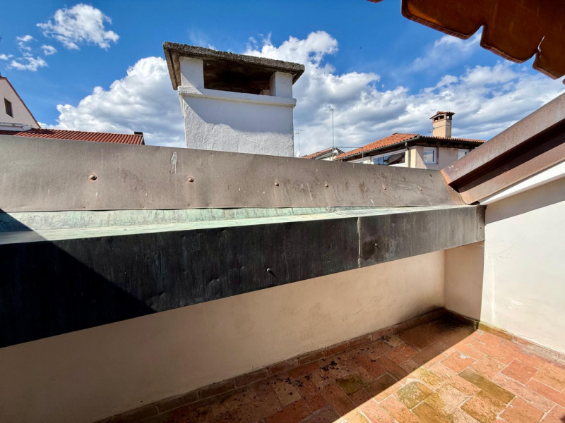 All'interno di un elegante contesto residenziale, in una delle posizioni più prestigiose del Cent...