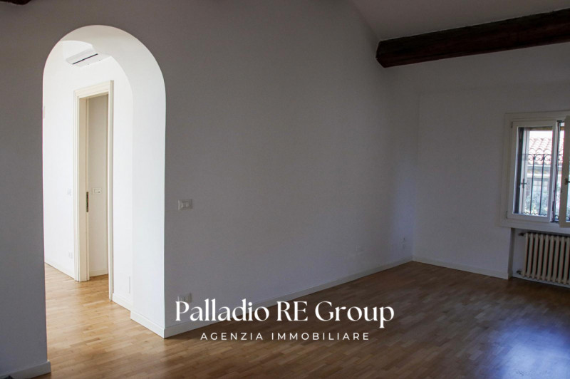 All'interno di un elegante contesto residenziale, in una delle posizioni più prestigiose del Cent...