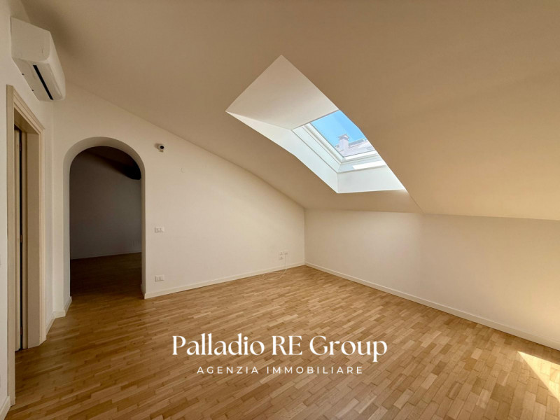 All'interno di un elegante contesto residenziale, in una delle posizioni più prestigiose del Cent...