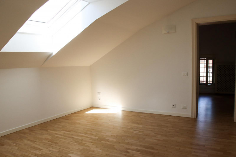 All'interno di un elegante contesto residenziale, in una delle posizioni più prestigiose del Cent...