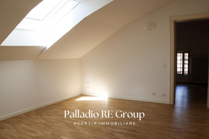 All'interno di un elegante contesto residenziale, in una delle posizioni più prestigiose del Cent...