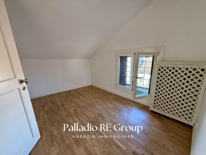 All'interno di un elegante contesto residenziale, in una delle posizioni più prestigiose del Cent...