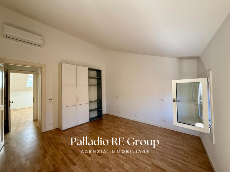 All'interno di un elegante contesto residenziale, in una delle posizioni più prestigiose del Cent...