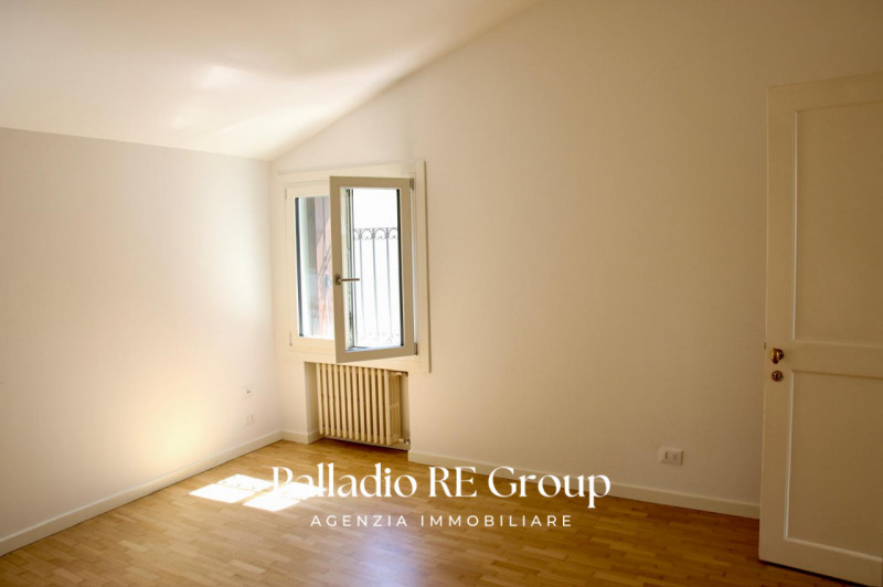 All'interno di un elegante contesto residenziale, in una delle posizioni più prestigiose del Cent...