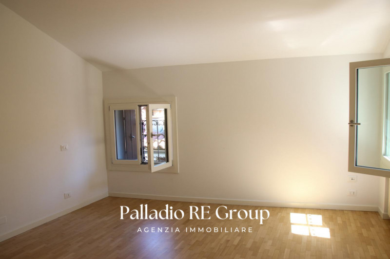 All'interno di un elegante contesto residenziale, in una delle posizioni più prestigiose del Cent...