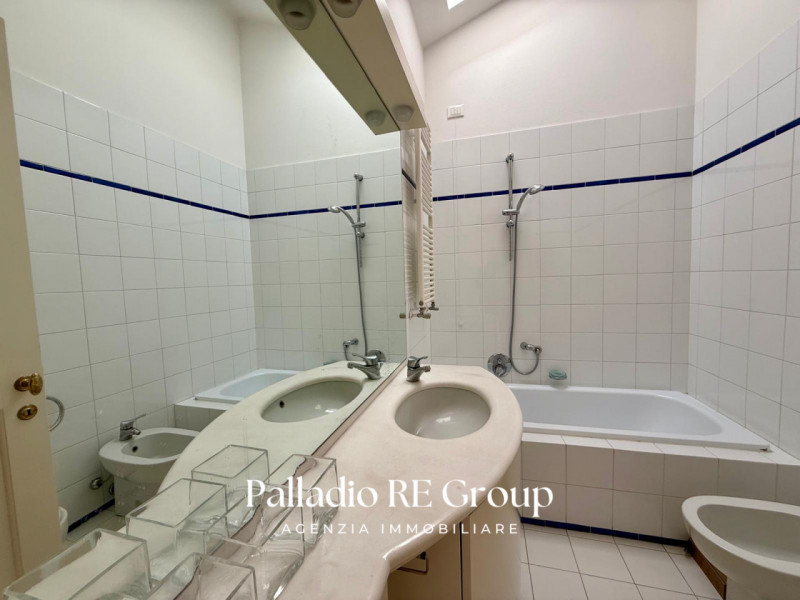 All'interno di un elegante contesto residenziale, in una delle posizioni più prestigiose del Cent...