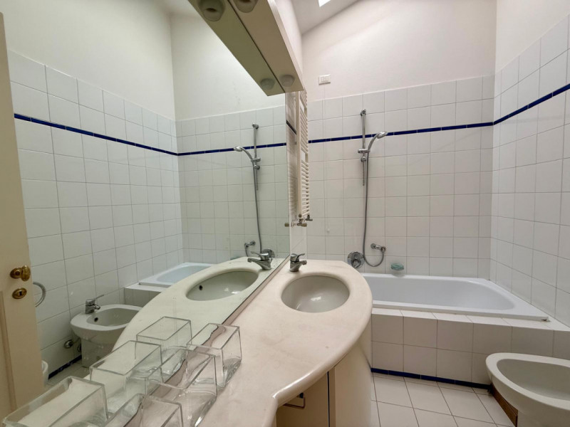 All'interno di un elegante contesto residenziale, in una delle posizioni più prestigiose del Cent...